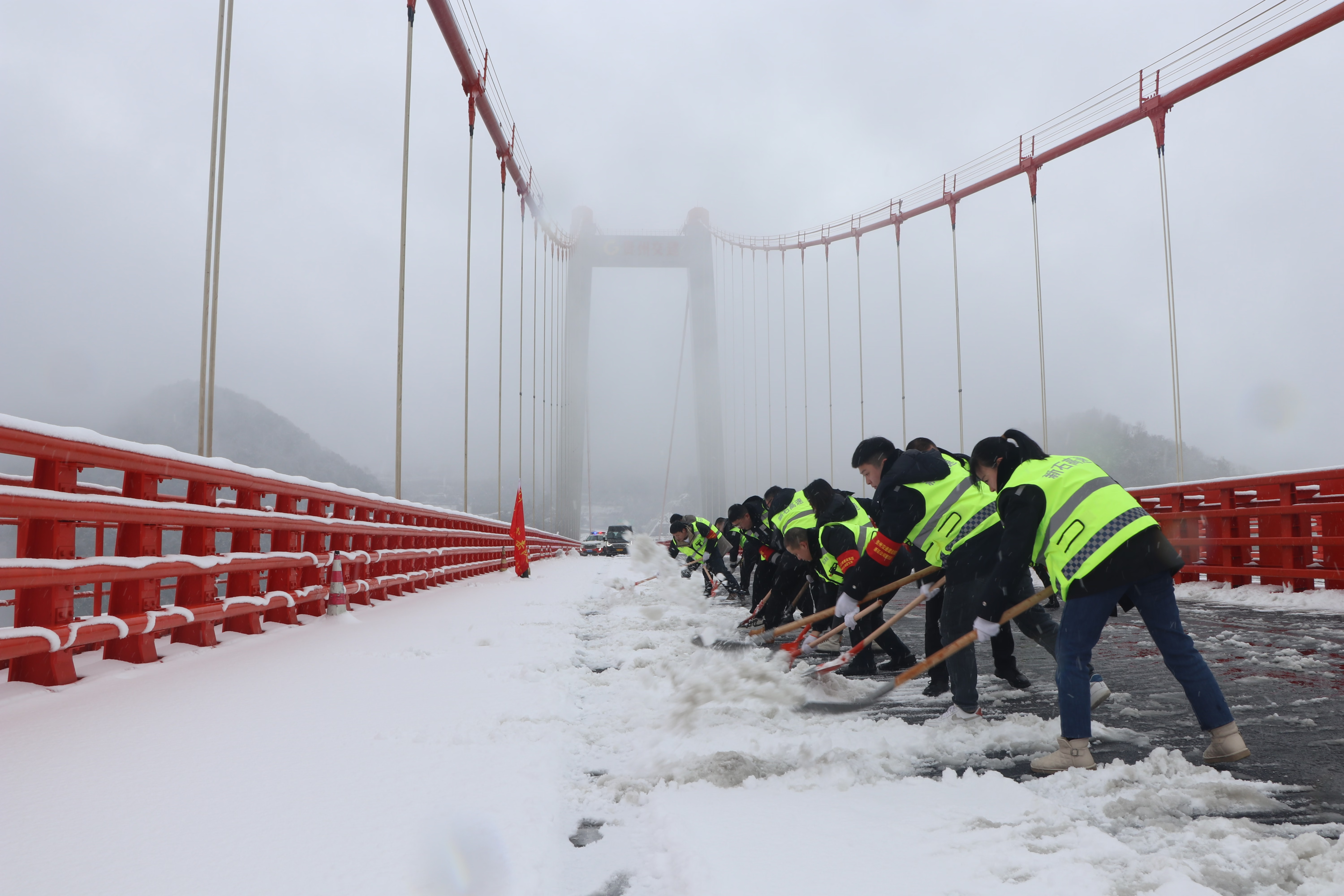 团员青年在河闪渡乌江特大桥上铲冰除雪.jpg